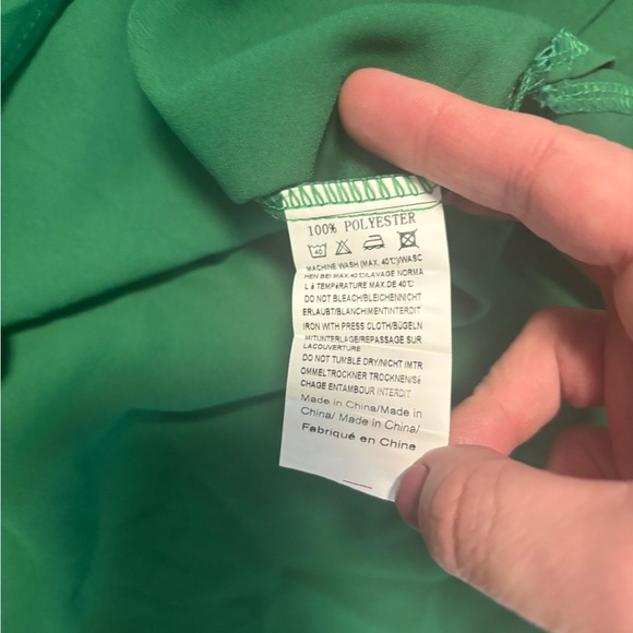 Elesol NWT Size Medium NWT
 Green long sleeve blouse #greenblouse #kellygreen - Picture 3 of 5